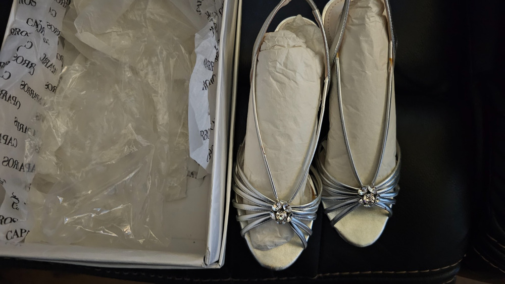 EUC Caparros Silver Metallic Strappy pump Size 7 w/box